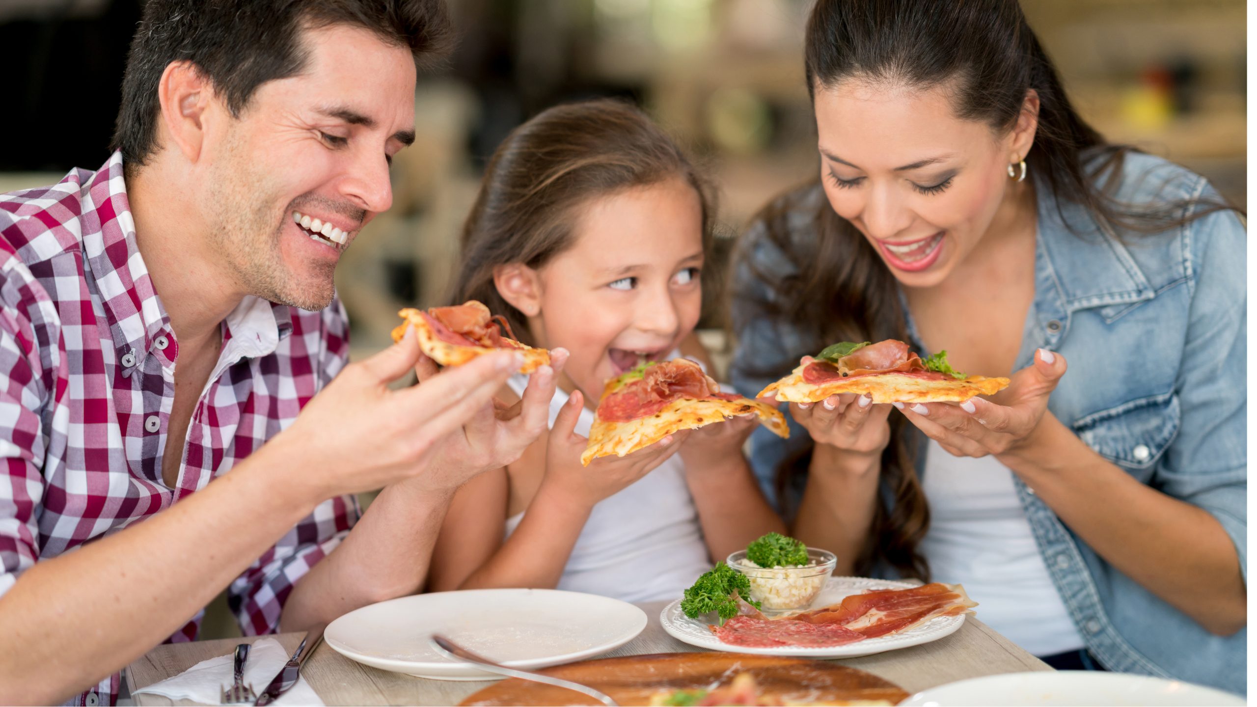 Gente compartiendo pizza en un evento